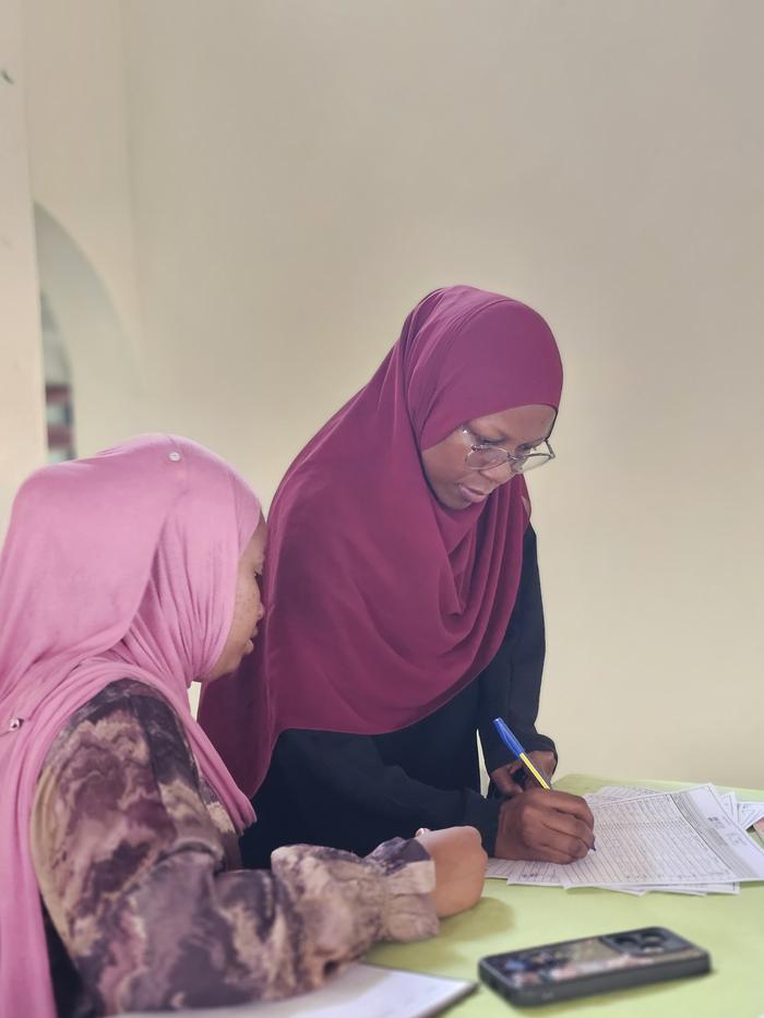 Trainer supporting a learner during a session