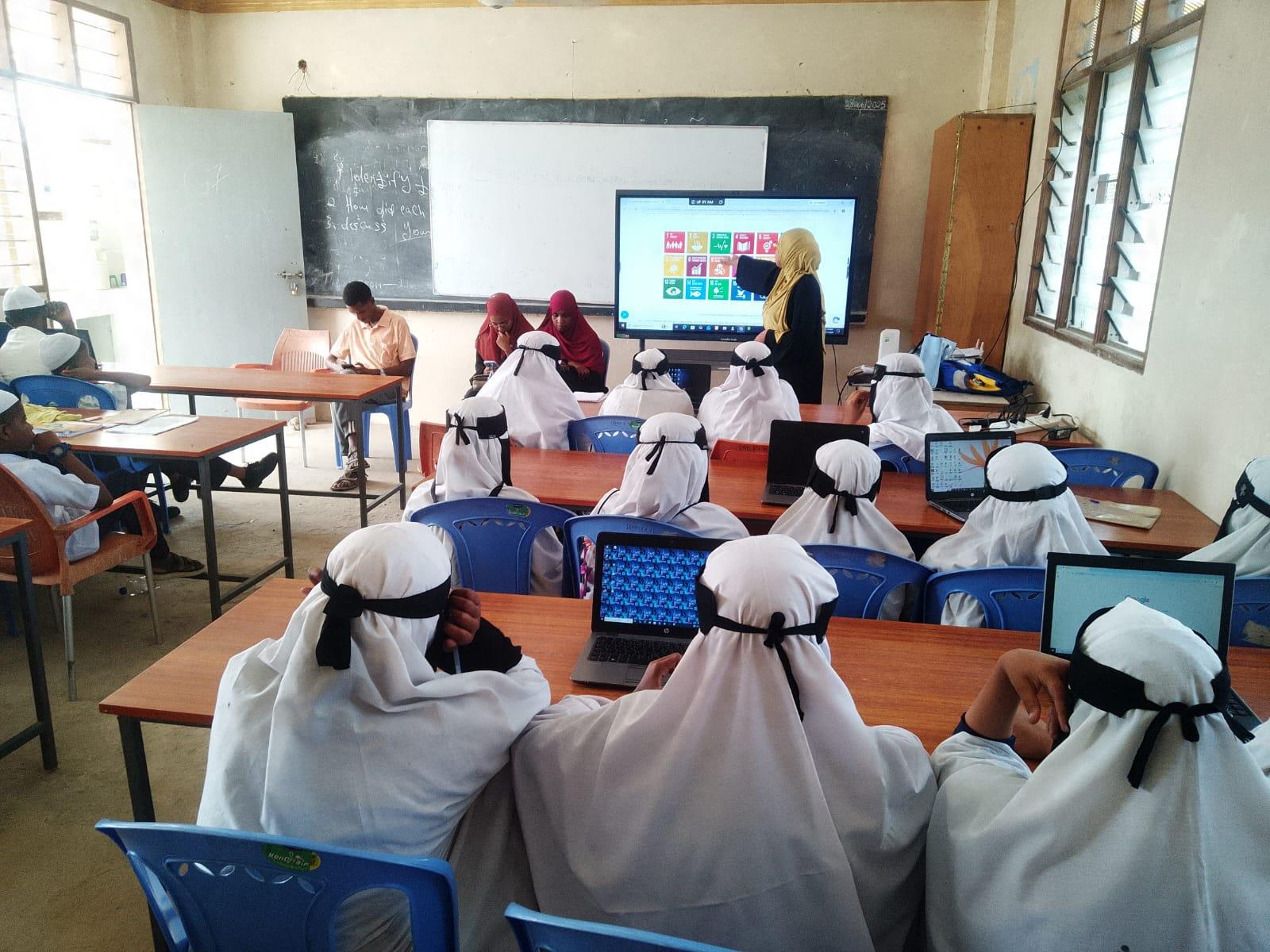 Students in a Lamu Tech Hub Innovation Club computer lesson